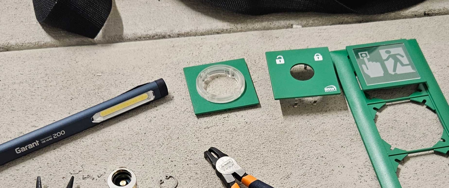 Schlüsseldienst an der Arbeit Zylinder in Nottaster einbauen