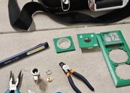 Schlüsseldienst an der Arbeit Zylinder in Nottaster einbauen