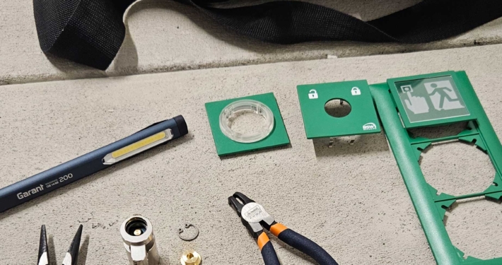 Schlüsseldienst an der Arbeit Zylinder in Nottaster einbauen